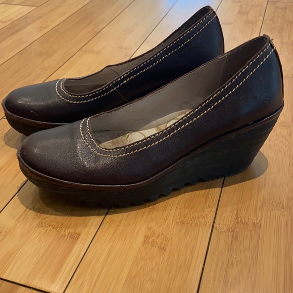 Fly London Yoni wedge pump